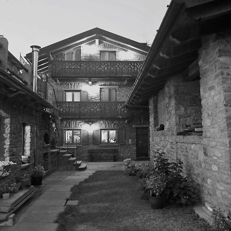 Suite Del Villaggio Sarre Kültér fotó