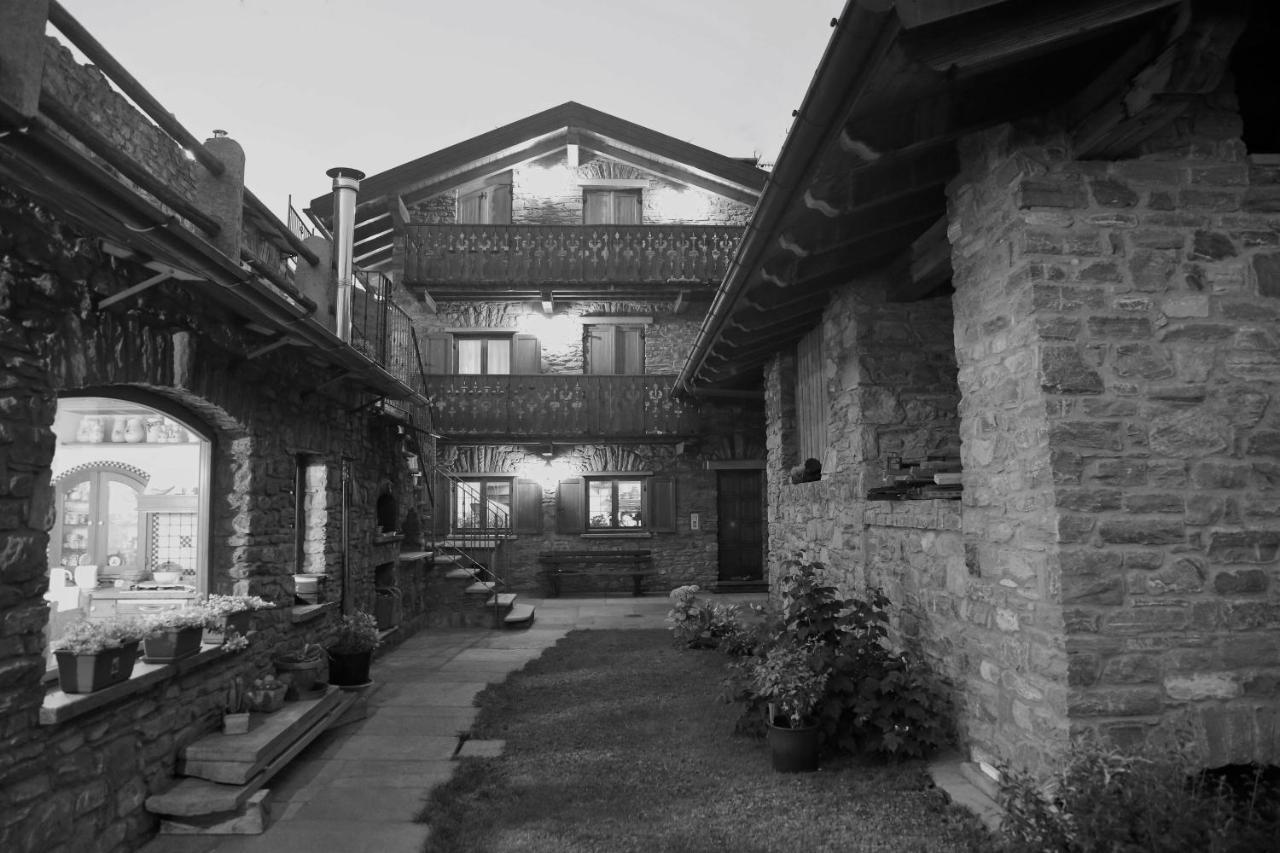 Suite Del Villaggio Sarre Kültér fotó
